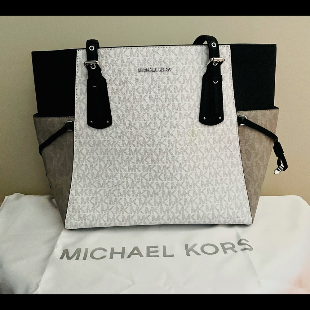 NWT - Michael Kors Voyager Bag